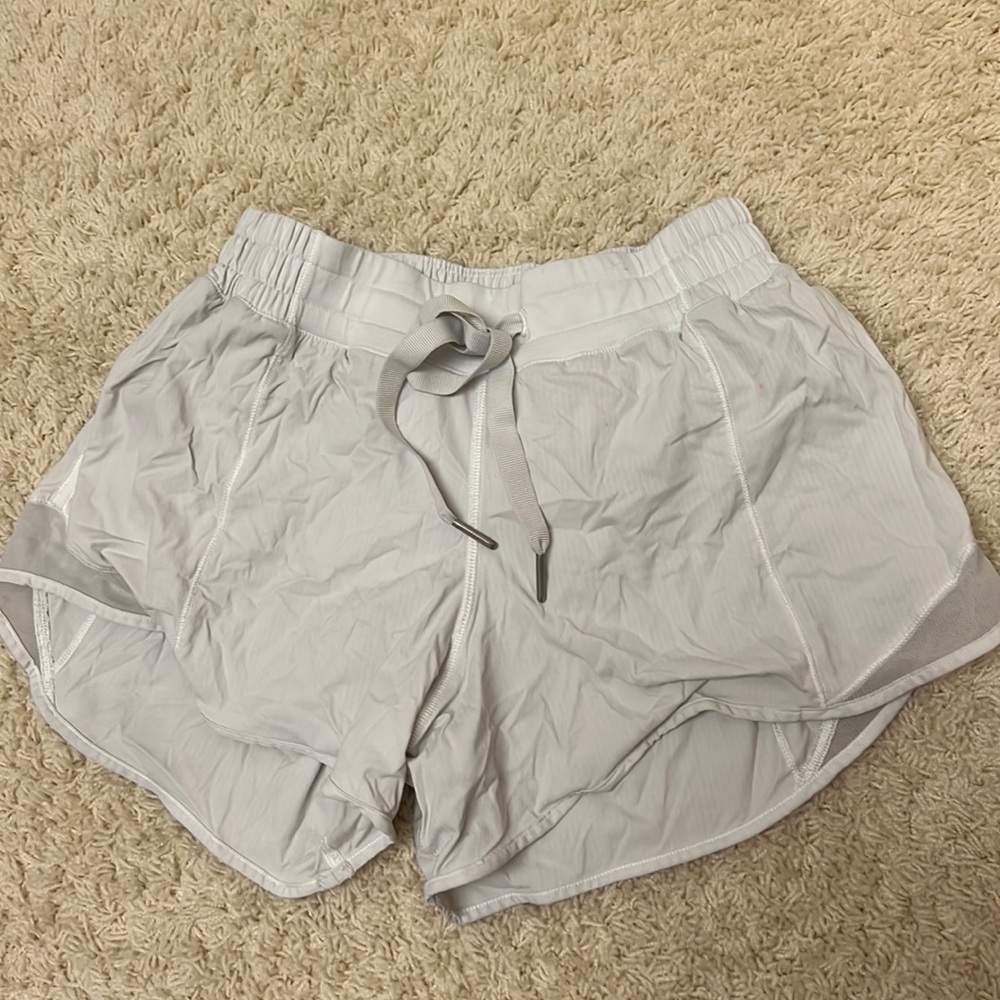 Lululemon size 4 Hotty hot short in white